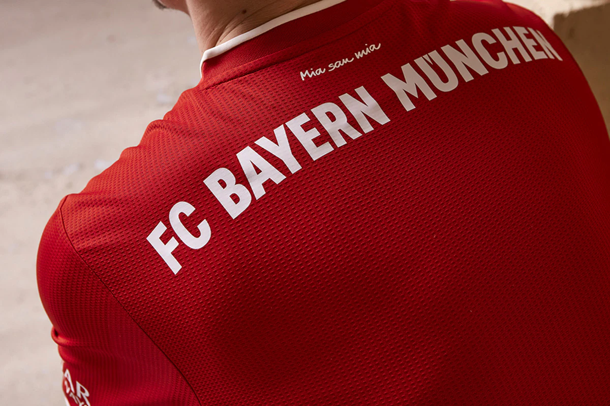 英超日本国脚与战犯照片合影，其俱乐部比赛在中国照常直播引球迷不满，咪咕客服回应