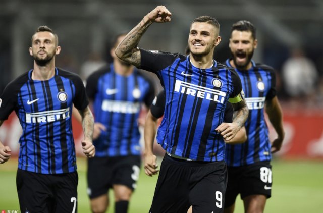 这一幕太逗！詹姆斯打脸奥科吉 随后一脸不好意思拍了拍后者屁股（尴尬又好笑！詹姆斯误打奥科吉面部后还拍了拍对方屁股）