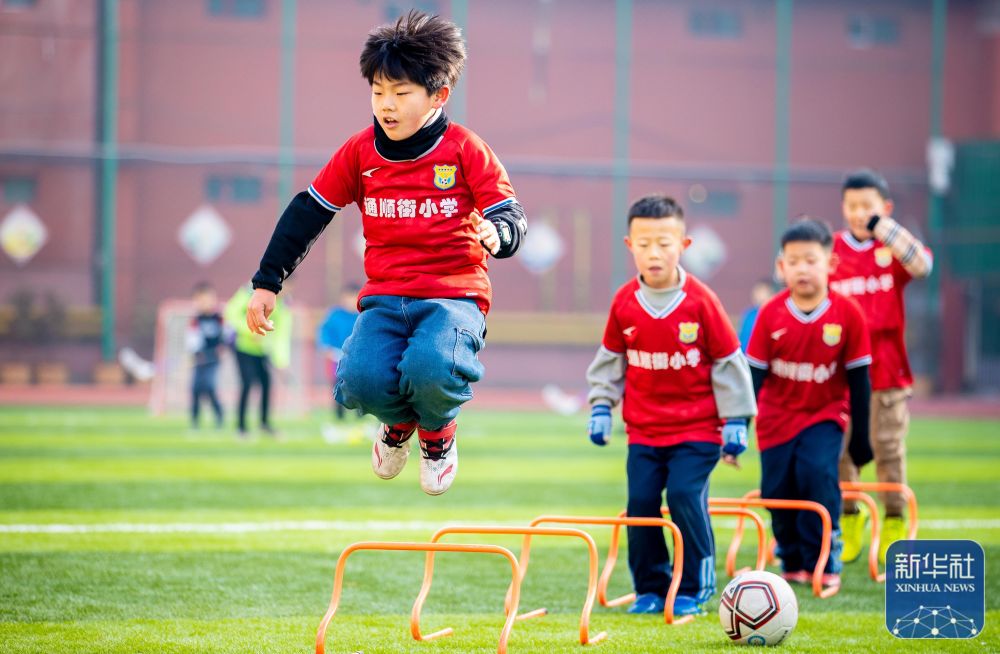 深入剖析胡明轩下半场表现：沟通与防守的不足（胡明轩下半场深度解读：沟通不畅与防守薄弱）