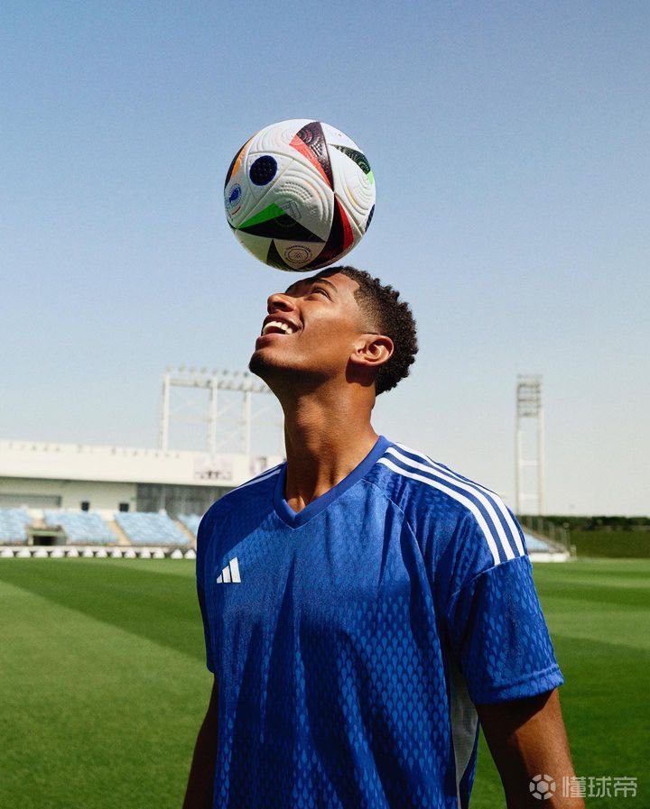 汪涵陪儿子参加马术比赛，嚼槟榔一脸享受，与老婆交替带娃引热议